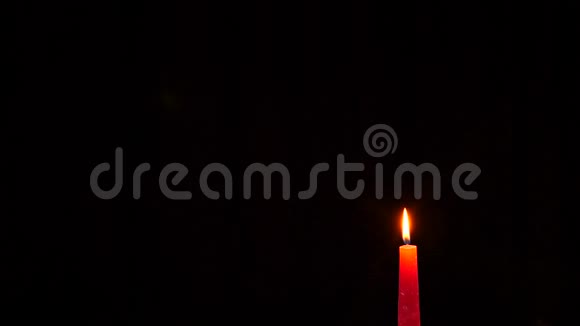 黑色蜡烛的特写有人吹灭了红烛的火焰4K慢动作视频的预览图