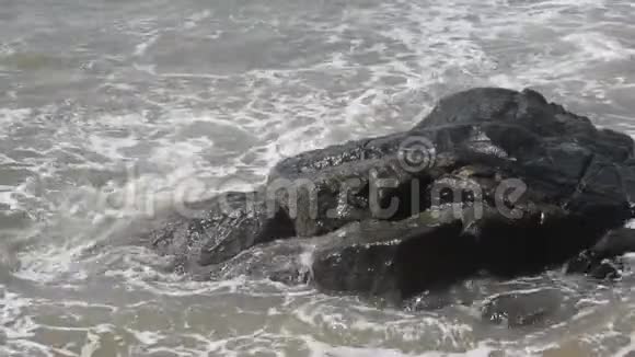 海水在石头上破碎视频的预览图