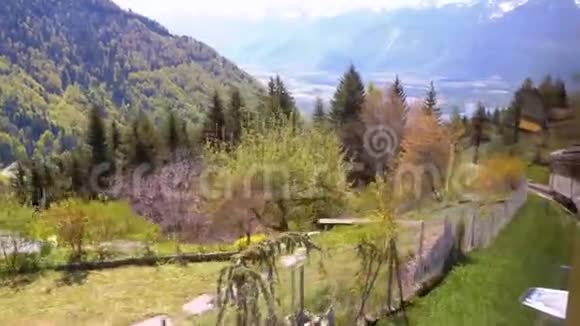 在山上坐火车在陡峭的山脉上火车上坡瑞士蒙特勒罗歇斯德纳耶视频的预览图