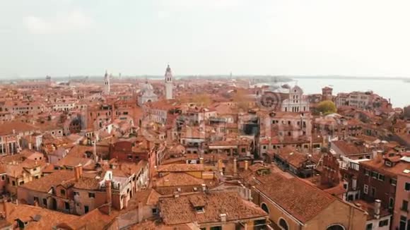 意大利威尼斯狭窄的运河和橙色的屋顶视频的预览图