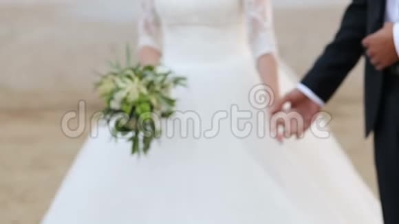 新娘和新郎牵手新娘手里拿着一束花视频的预览图