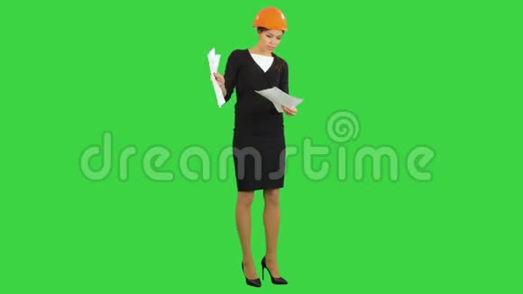愤怒的女建筑主管拿着文件对着绿色屏幕上的工人大喊大叫Chroma键视频的预览图