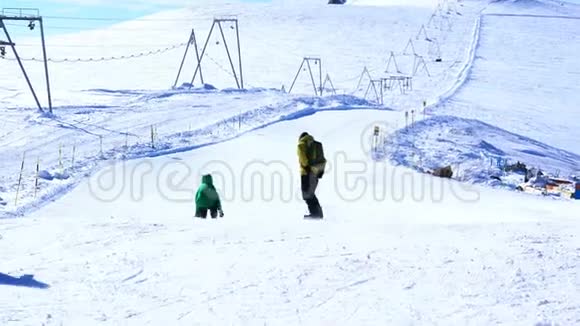 人们在克莱因马特霍恩滑雪道滑雪视频的预览图