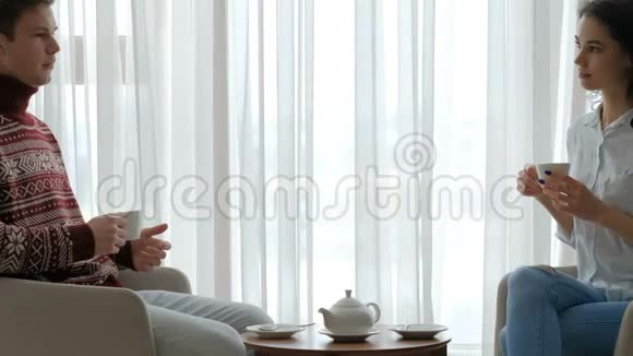 休闲交流情侣谈话茶视频的预览图
