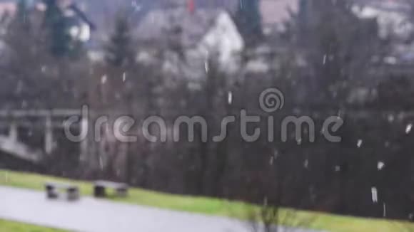 在一个小镇下雪视频的预览图