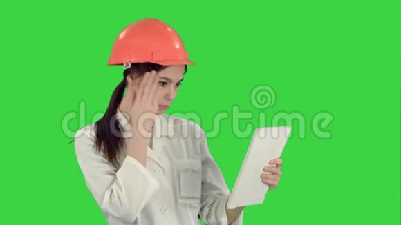 哈达的女建筑专家在绿色屏幕上通过平板电脑进行视频通话Chroma键视频的预览图
