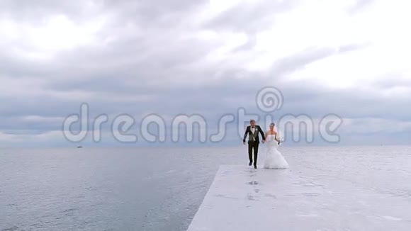新郎新娘跑步视频的预览图