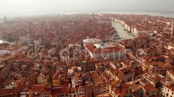 意大利威尼斯狭窄的运河和橙色的屋顶视频的预览图