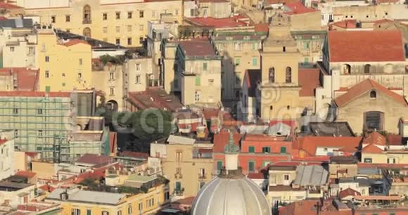 意大利那不勒斯在阳光明媚的日子里用著名的地标俯瞰城市景观天际线许多古老的教堂和庙宇视频的预览图