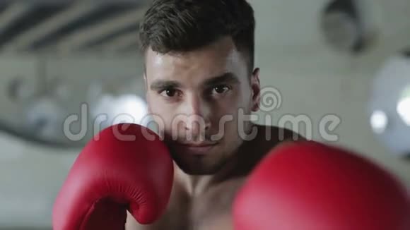 慢动作年轻的拳击手有着自信的眼睛正在等待战斗视频的预览图