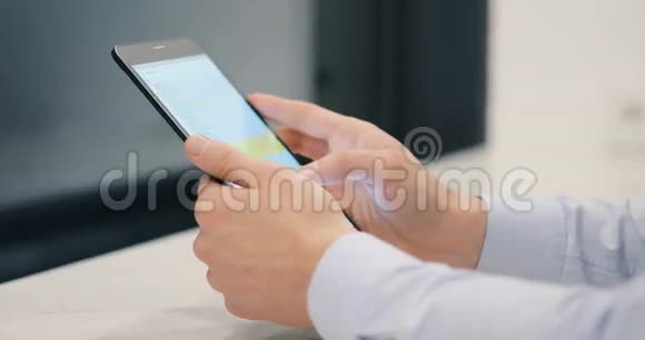 双手特写男用他的平板电脑在办公室工作室合作孵化器创业金融投资业务视频的预览图