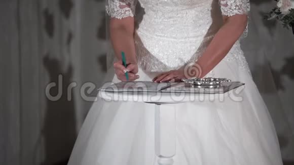 新娘签约文件视频的预览图
