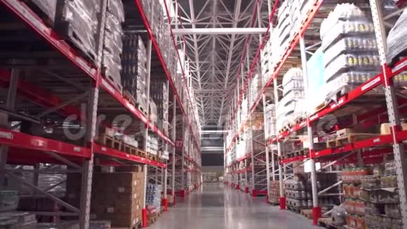 货架与货物之间的长存储廊视频的预览图