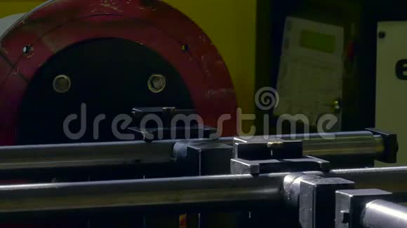 金属铁激光氩焊机器人在工厂慢动作视频的预览图