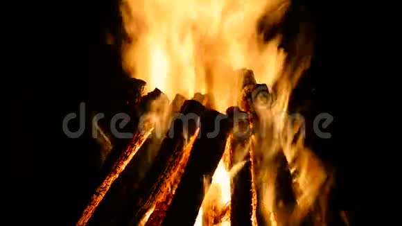 在晚上燃烧野营火大火被毁了视频的预览图