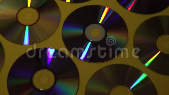 老式CD或DVD光盘背景用于数据存储共享电影和音乐的旧圆盘视频的预览图
