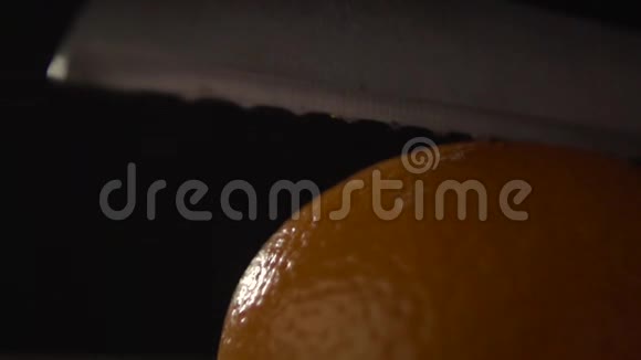 带肋的刀刃会切割一个橙色视频的预览图