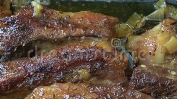 脆的烤猪肉排骨烧烤汁腌制的排骨视频的预览图