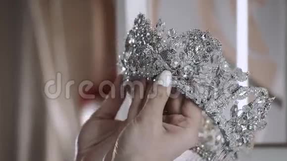 阿拉伯新娘的女孩手上戴着皇冠带钻石商店的豪华珠宝视频的预览图