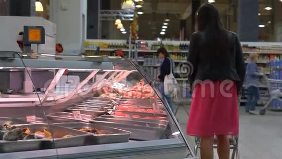 年轻女子在超市挑选肉视频的预览图