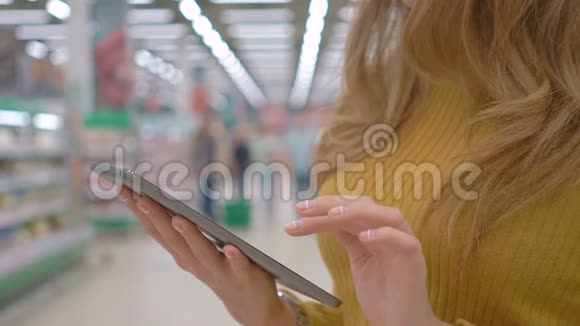 女性手在触摸板上的产品检查清单视频的预览图