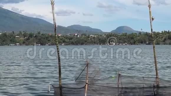 山湖浮罗非鱼笼视频的预览图