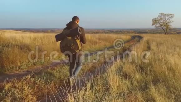 徒步旅行者独自徒步登山积极成功的人带着背包旅行旅行概念视频的预览图