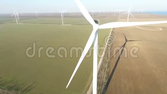 实地风力发电机空中勘测特写视频的预览图
