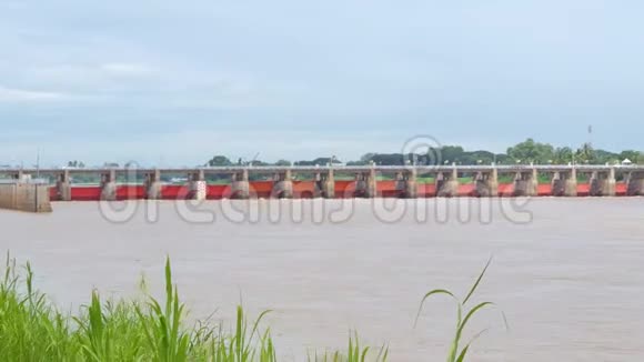 潮法拉河大坝泄洪闸视频的预览图