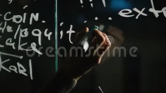 一个人在玻璃白板上书写公式的特写库存一位科学家写玻璃配方的特写视频的预览图