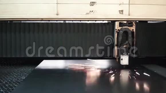 工业机器人激光切割机切割金属零件精度高剪辑激光切割金属机视频的预览图
