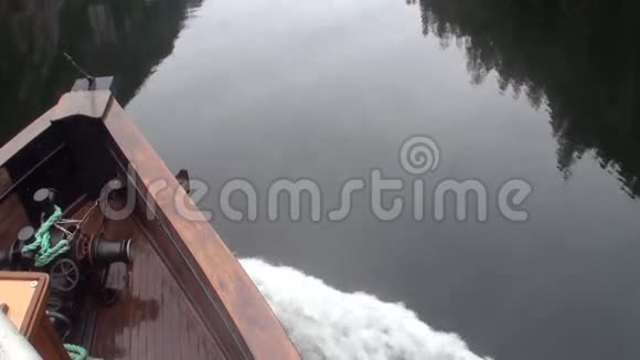 阿拉斯加平静水面背景下的木船视频的预览图