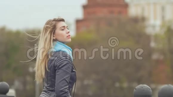 俄罗斯克里姆林宫红场背景桥上的年轻美女视频的预览图
