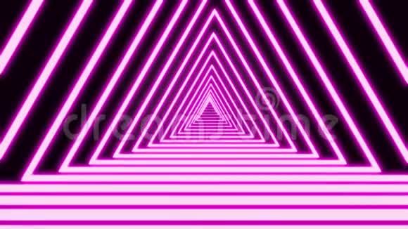 计算机在黑色背景上生成的霓虹灯三角形的几何隧道由移动的彩色蓝窄组成视频的预览图