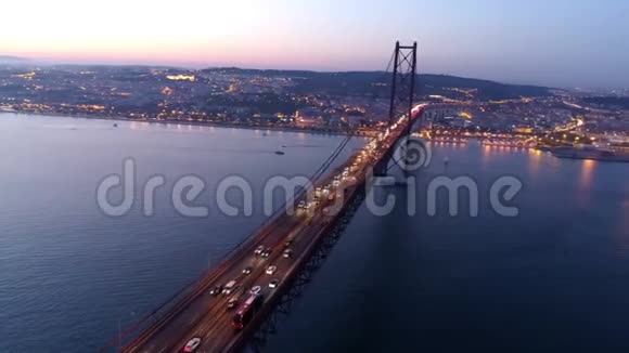 空中镜头照亮了4月25日黄昏大桥视频的预览图