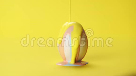 白色鸡蛋上的黄色和粉红色油漆视频的预览图