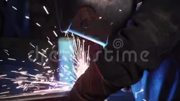 一个人在焊接机器上工作剪辑厂内焊接钢结构美丽的火花飞出视频的预览图
