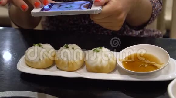 食物照片手机上的中国饺子图片视频的预览图