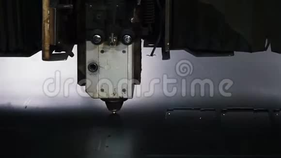 工业机器人激光切割机切割金属零件精度高剪辑激光切割金属机视频的预览图