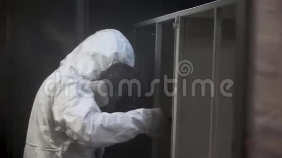 重工业工业绘画剪辑穿防护服的人在工厂油漆视频的预览图