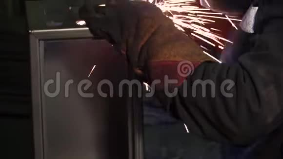一个人在焊接机器上工作剪辑厂内焊接钢结构美丽的火花飞出视频的预览图