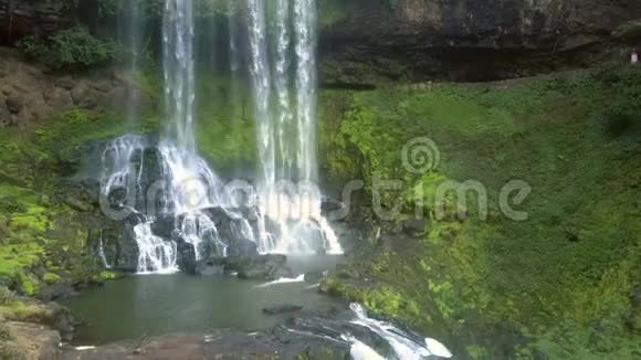 瀑布瀑布和前景的棕色石头视频的预览图