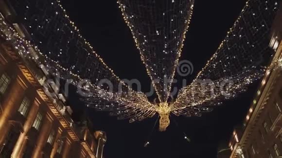 伦敦摄政街与其美妙的光明天使的圣诞节伦敦英格兰2018年12月16日视频的预览图
