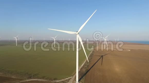野外风力发电机空气调查视频的预览图