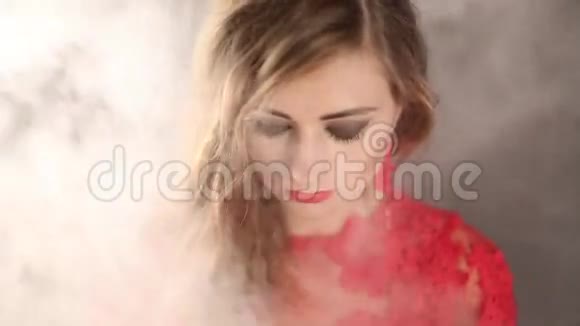 双眼闭着烟的美女视频的预览图