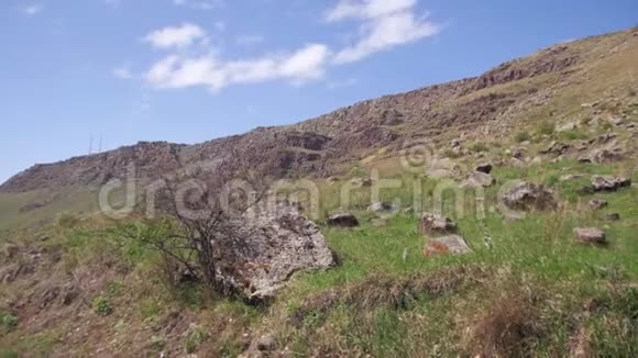 观格鲁吉亚石头山和小山的美丽自然视频的预览图