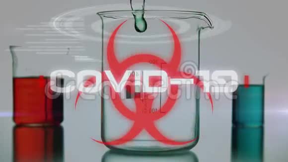 带有液体流入烧杯的健康危险标志Covid19在白色背景上扩散视频的预览图