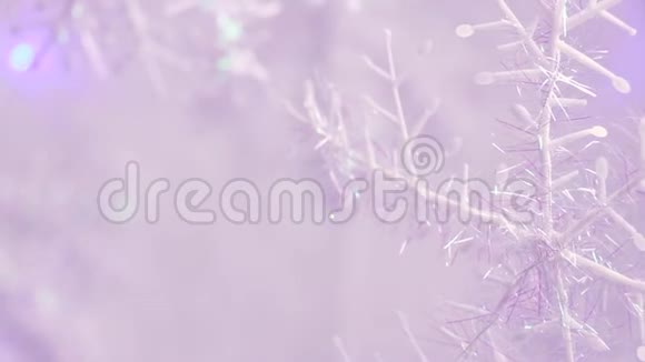 新年和圣诞树装饰成雪花状白色背景模糊视频的预览图