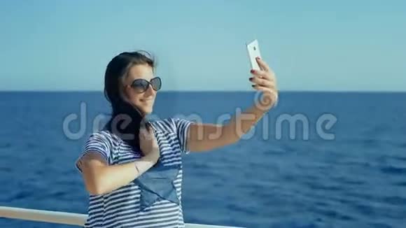 迷人的年轻女子在游艇上自拍视频的预览图