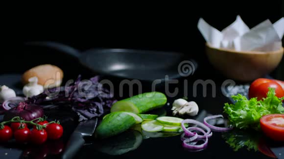 厨师黑面桌子的静物锅刀新鲜蔬菜和菜肴配料视频的预览图